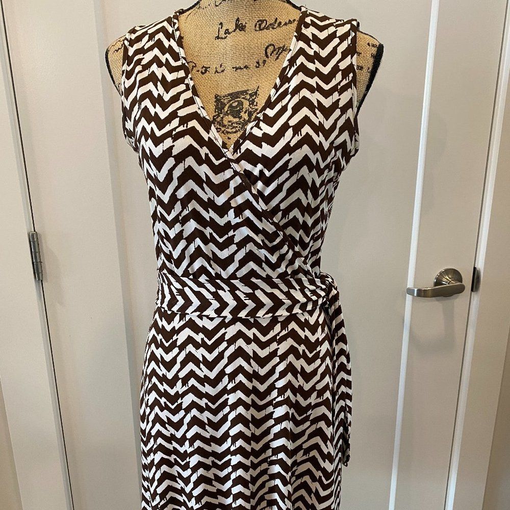 YVOS FAUX WRAP SUNDRESS IN BROWN WITH OFF WHITE CHEVRON PRINT SIZE SMALL